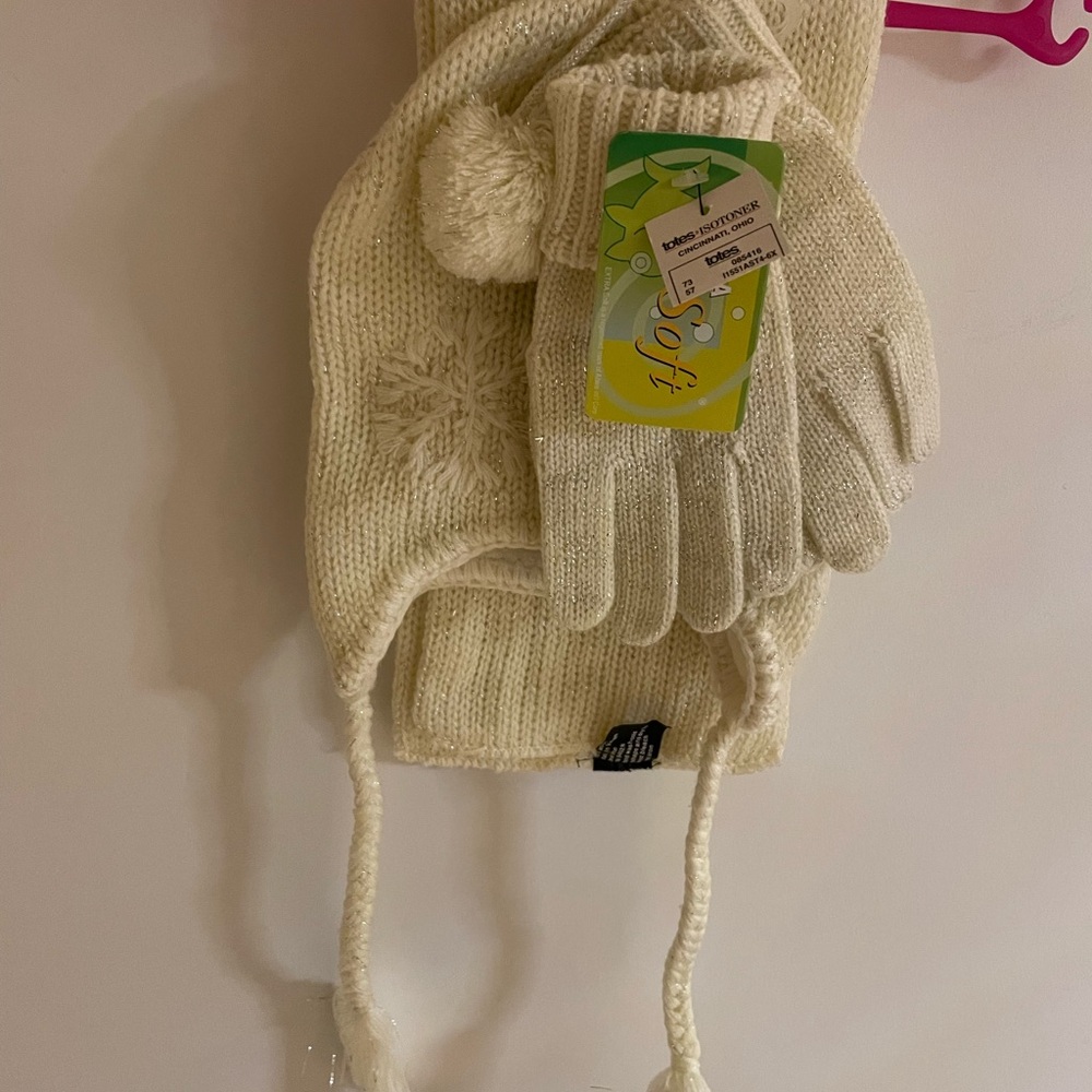 Girl’s HAT,SCARF&GLOVE set.Off white WITH EMBROIDERY. New
